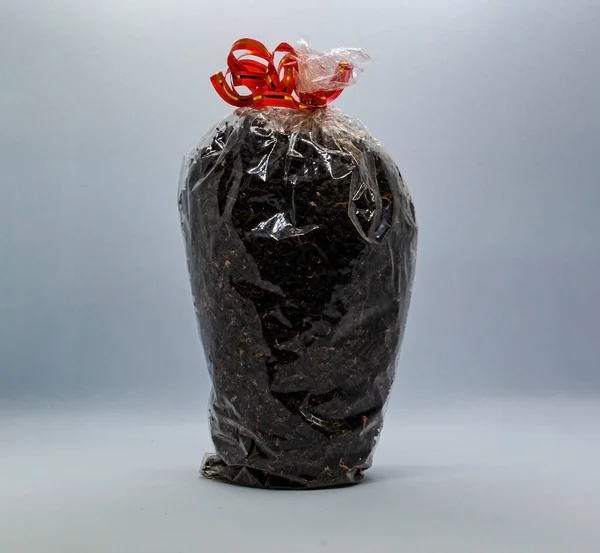 Kırmızı fiyonklu siyah yaprak çayı.