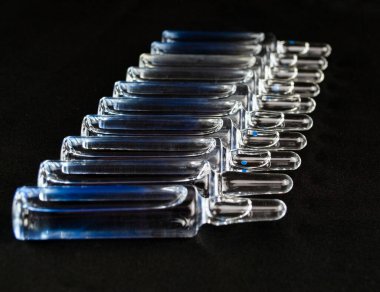 Cam ampuller siyah bir arkaplanda uzanıyorlar.