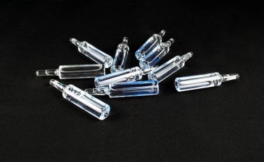 Siyah arkaplana dağılmış ampuller.