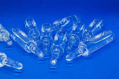 Mavi arkaplana yayılmış şeffaf ampuller.