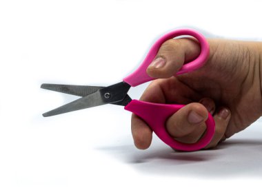 Bir çocuğun eli bir makas tutuyor..