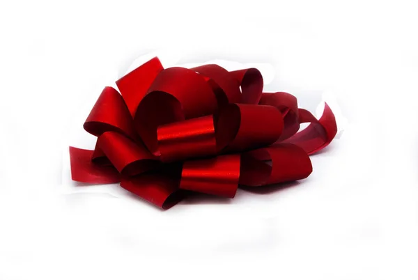 Kırmızı fiyonk beyaz arka planda bir hediye..