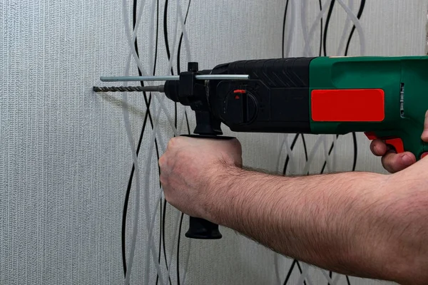 Bir çekiç matkabı duvarda bir delik açar..