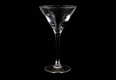 Boş, berrak bir martini bardağı.