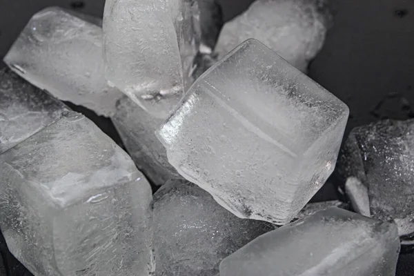 Siyah zemin üzerinde büyük buz küpleri.