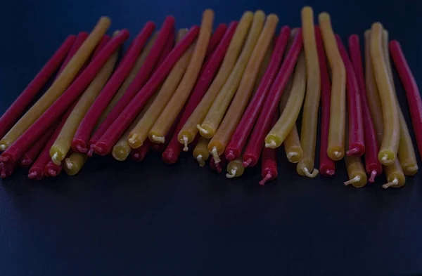 İnce sarı ve kırmızı mumlar.