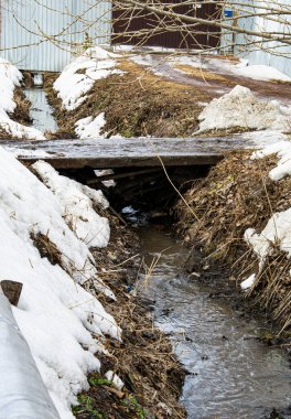 Köprüsü olan küçük kış deresi.