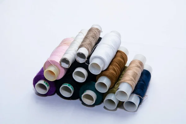 Dikiş dikmek için renkli iplikler.