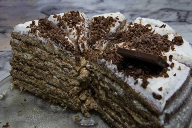 Krem peynirli kek ve parçalanmış çikolata parçaları..