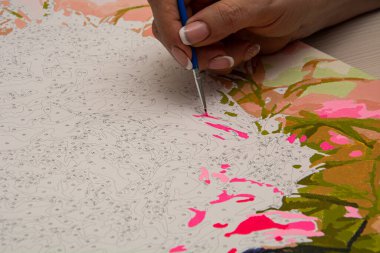 Rakamlara göre çiziyorum, fırçayla elle..