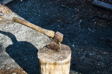Balta kütüğe sıkışmış, odun kesmek için..