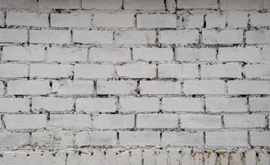 Beyazlatılmış eski bir tuğla duvar.
