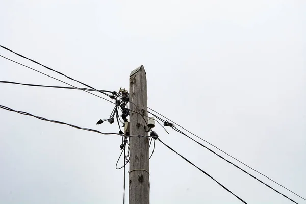 Elektrik kabloları olan tahta bir direk..
