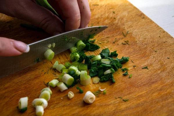 Corda Cebolas Verdes Uma Tábua Cortar Com Uma Faca Cozinha — Fotografia de Stock