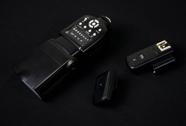 Siyah arkaplanda flaşlar ve senkronizatörler.