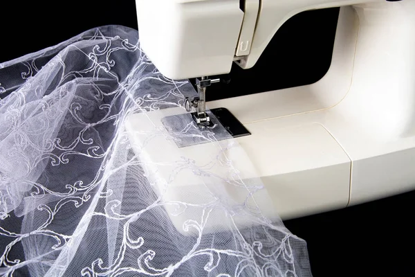 Dikiş makinesine beyaz tül dikiyorum..