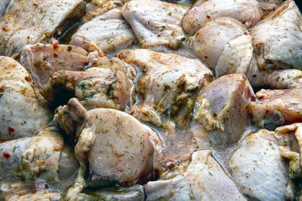 Нарезанная Курица Маринованная Приправами — стоковое фото