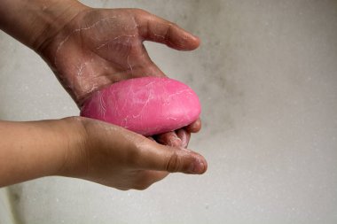 Ellerini lavaboda sabunla yıkıyorlar..