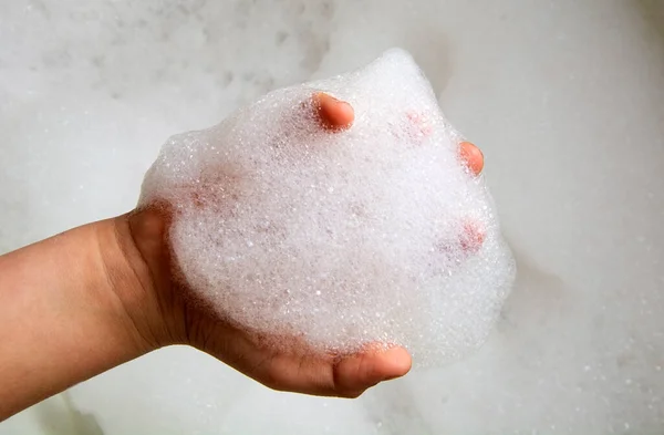 Banyoda köpüklü bir el..