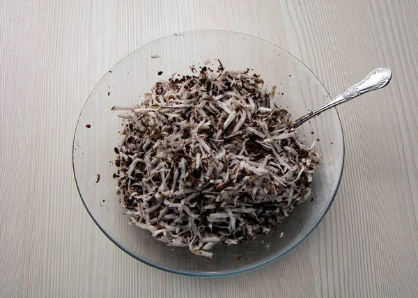 Şeffaf tabakta çikolatalı hindistan cevizi parçaları..