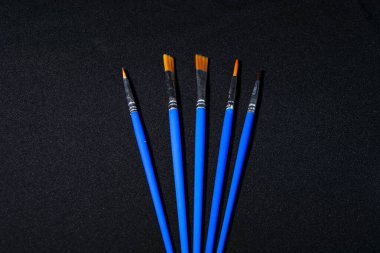 Boyayla çizmek için mavi boya fırçaları