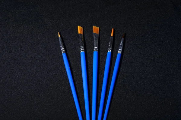Boyayla çizmek için mavi boya fırçaları