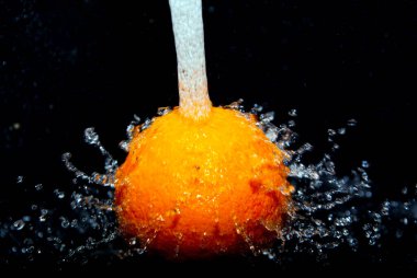 Turuncunun üzerinden akan bir su akıntısı..