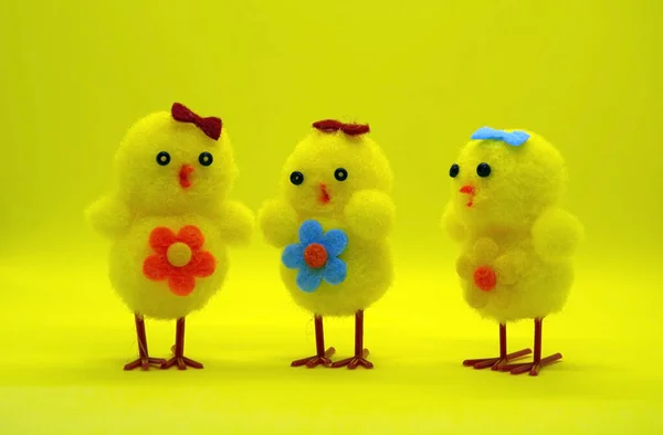 Tres Pollos Decorativos Amarillos Sobre Fondo Amarillo — Foto de Stock