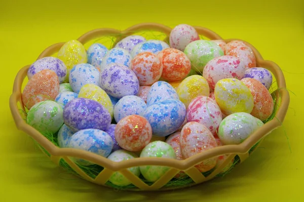 Sepete boyanmış küçük yumurtalar..