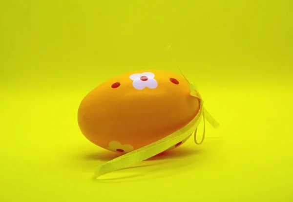 Sarı yay ile boyanmış bir yumurta..