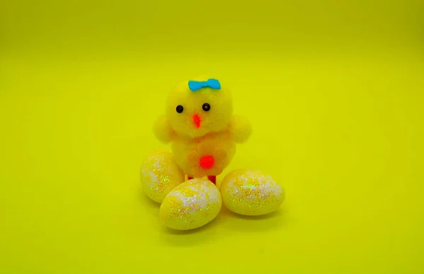 Galinha Decorativa Com Pequenos Ovos Pintados — Fotografia de Stock