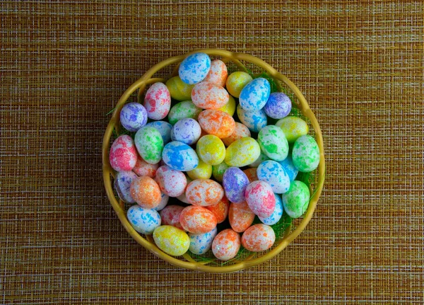 Χρωματιστά Αυγά Στο Καλάθι — Φωτογραφία Αρχείου