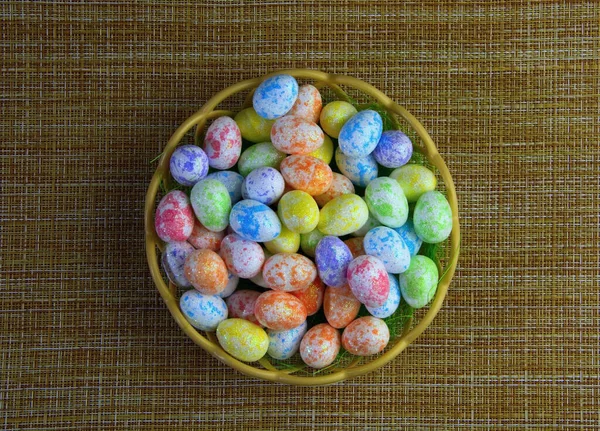 Sepette renkli yumurtalar