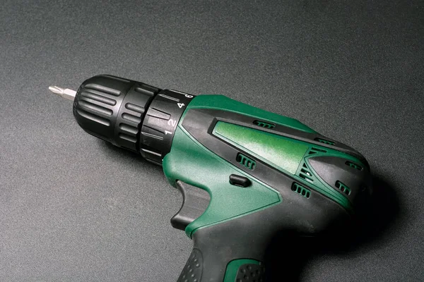 Siyah bir arka planda kendini beceren vidalar için çapraz sütunlu bir tornavida..