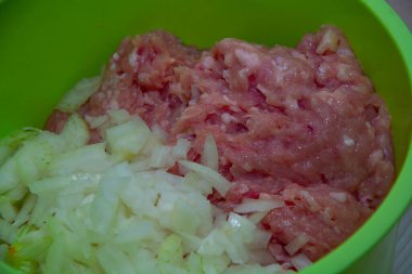 Yeşil bardakta doğranmış soğanlı kıyma..
