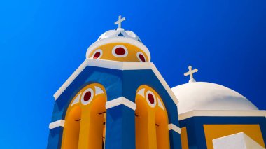 Yunanistan 'ın Santorini kentindeki renkli kilise