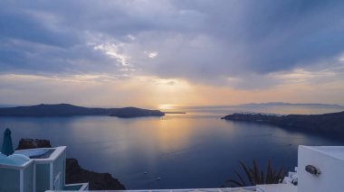 Yunan adası Santorini 'deki Oia kasabasında ikonik gün batımı