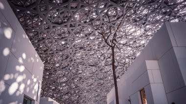 Abu Dabi, BAE 'deki Louvre Sanat Müzesi' nin tavanında.