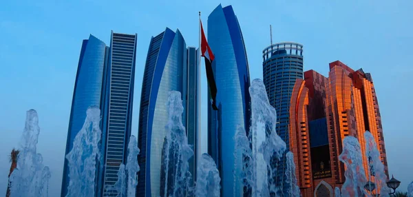 Modern Felhőkarcolók Szökőkutak Abu Dhabi Egyesült Arab Emírségek — Stock Fotó