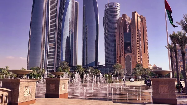 Blick Auf Brunnen Und Die Skyline Von Abu Dhabi Hintergrund — Stockfoto