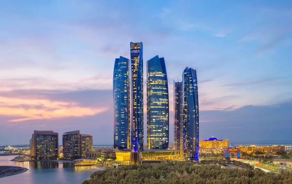 Vista Panorámica Del Paisaje Urbano Abu Dhabi Horizonte Por Noche —  Fotos de Stock