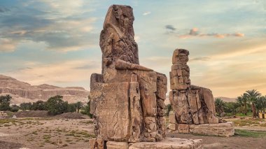 Memnon 'lu Colossi, Mısır' ın Luxor kentindeki Firavun II. Amenhotep 'in iki büyük taş heykeli.