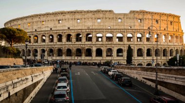 Colle Oppio Parkı ve Roma, İtalya 'daki ünlü Roma forumunun kalıntılarıyla birlikte kolezyum