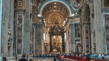 Vatikan 'daki Aziz Peters Bazilikası' nın içinde.