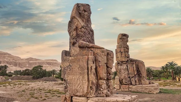 Колосси Мемнона Две Массивные Каменные Статуи Фараона Аменхотепа Луксоре Египет — стоковое фото