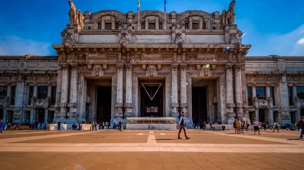 Piazza Duca Aosta Велика Жвава Площа Мілані Італія — стокове фото