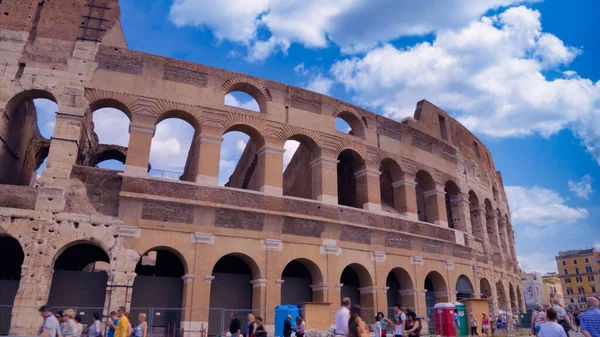 Jasná Modrá Obloha Nad Kolosem Troskami Slavného Římského Fóra Římě — Stock fotografie