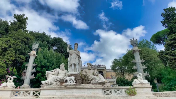 Piazza del Popolo 'daki heykeller Roma' da büyük bir şehir meydanı.
