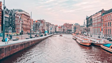 Kanalda tekneleri olan Amsterdam 'ın inanılmaz renkli manzarası