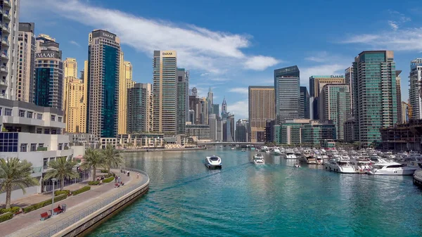 Moderna Skyskrapor Och Båtar Vatten Dubai Förenade Arabemiraten — Stockfoto